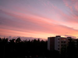 午前1時過ぎ、自宅より撮影。これは「夕焼け」のほうかな。