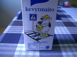 新入生っぽい装いの牛さんの絵柄の牛乳のパッケージ