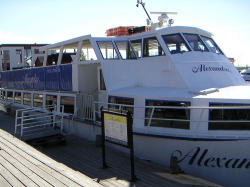 オウルは学術・研究都市みたいなつもりでいたんですが、夏はしっかり観光船も出ます。